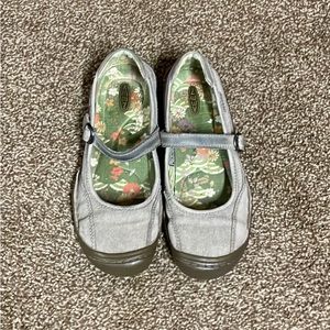 Keen Slip On Canvas Mary Jane Shoes - Womens sz 8/9